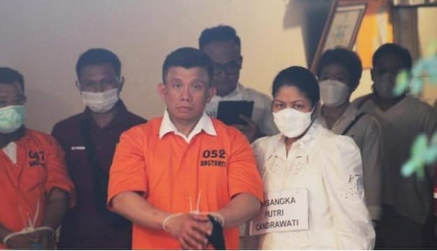 Tersangka Ferdy Sambo bersama Putri Candrawathi saat adegan rekunstruksi di rumahnya Jalan Duren Tiga, Jakarta Selatan. (Foto : Putu/RM)