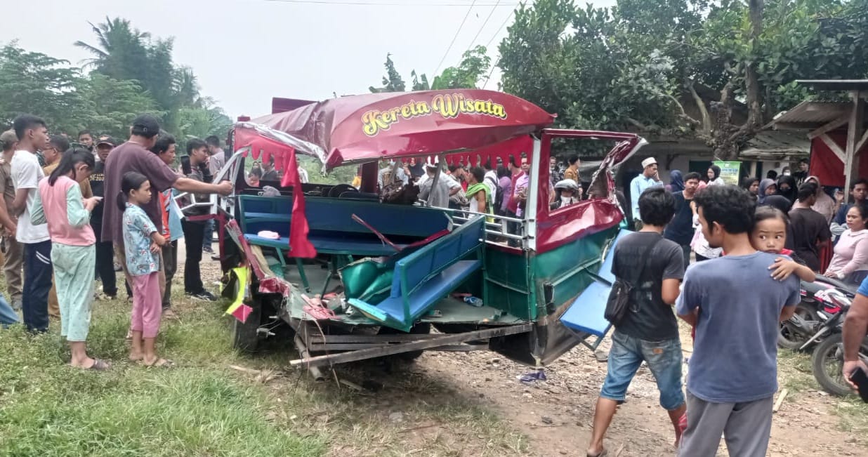 Odong- odong tertabrak kereta api di Serang. (Ist)