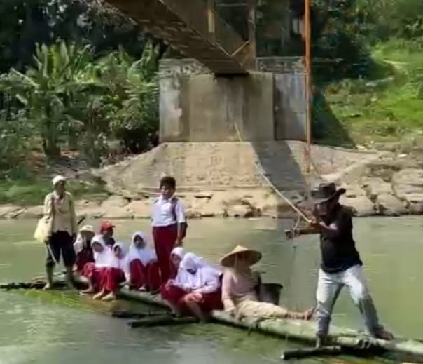 Demi menuntut ilmu Anak-anak di SD Negeri 2 Desa Haur Gajrug, Lebak ini rela naik getek bambu untuk meneju ke Sekolah. Foto : Istimewa