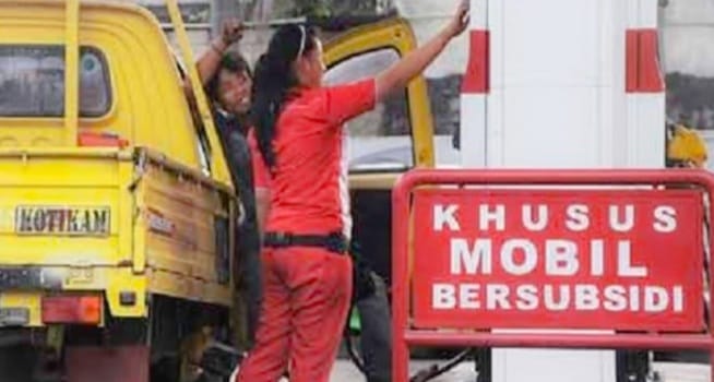 Ilustrasi pengisian bbm khusus mobil bersubsidi. (Ist)