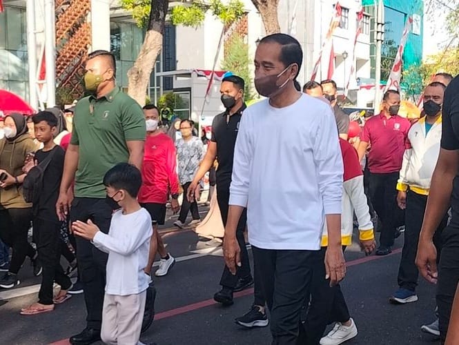 Tahun Depan Ekonomi Dunia Gelap Presiden Jokowi saat berolahraga pagi pada Minggu (7/8) di Solo. (Dok. Setpres)