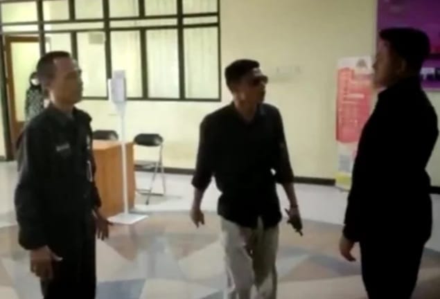 Oknum LSM mengamuk di kantor DPRD Kabupaten Tangerang terekam hp salah seorang pegawai. (Ist)