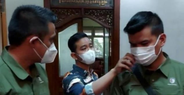 Tarik Masker Oknum Paspampres Mbalelo Walikota Solo Gibran Rakabuming bersama Paspampres. (Ist)