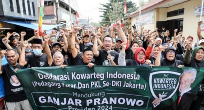 Relawan Kowarteg bagi-bagi makanan di daerah Kemayoran. (Ist)