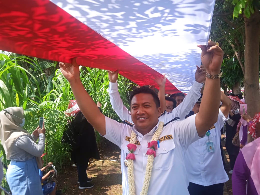 Prosesi Pembentangan bendera sepanjang 3.522 meter di Situ Perigi, Pondok Aren, Tangsel. (tangselpos.id/rmn)