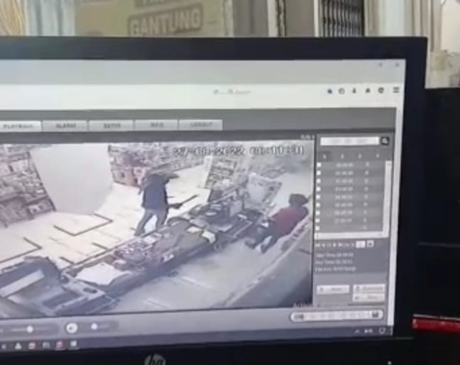 Garong minimarket di Lebak tertangkap kamera cctv toko. Foto : Istimewa