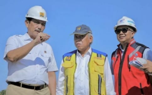 Menko Bidang Kemaritiman dan Investasi Luhut Binsar Panjaitan beserta Menteri PU Basuki Hadimuljono pada ground breaking seksi 3 Cileles - Panimbang. Foto : Istimewa