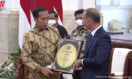 Top, Indonesia Raih Penghargaan Dari International Rice Research Institute Presiden Jokowi saat menerima Piagam dari International Rice Research Institute. (Foto : Setpres)
