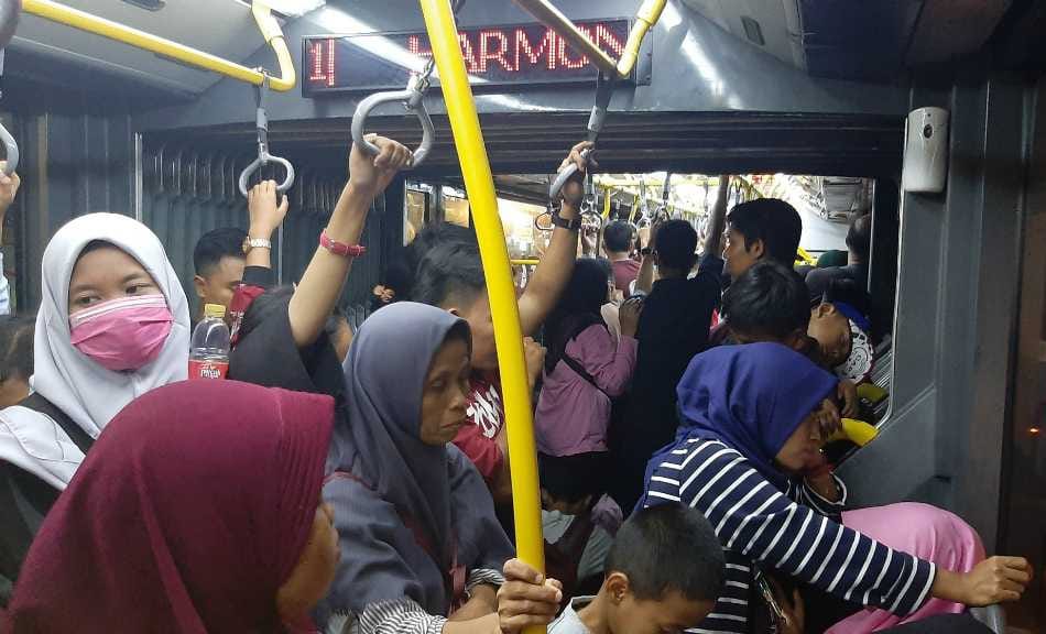 Penumpang Transjakarta. (Ist)