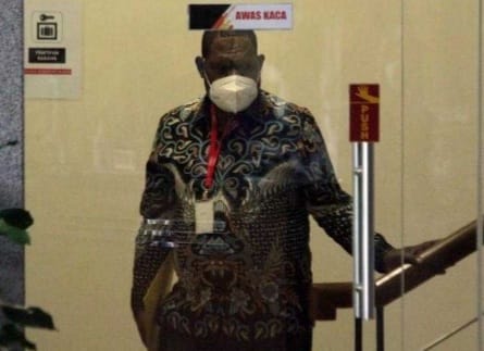 Wakil Bupati Mamberamo Tengah Pukul Tangan Wartawan Usai Diperiksa KPK Wakil Bupati Mamberamo Tengah Yonas Kenelak. Foto : Istimewa