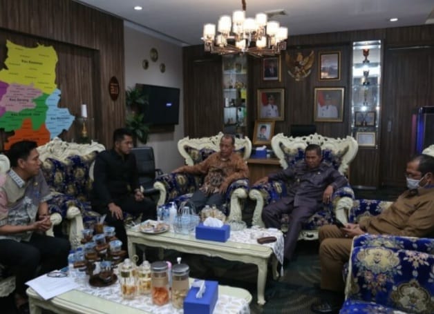 Walikota Serang Syafrudin (kanan) saat menerima tamu Anggota DPRD Ptovinsi Banten di ruang kerjanya. (Ist)