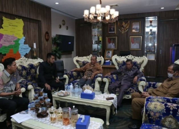 Wali Kota Serang Minta Kepala Dindikbud Kota Serang Temui Masyarakat Jangan Menghindar Walikota Serang Syafrudin (kanan) saat menerima tamu Anggota DPRD Ptovinsi Banten di ruang kerjanya. (Ist)