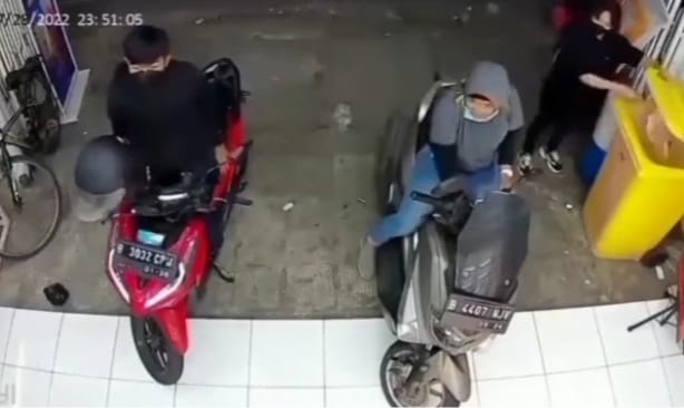 Wanita berkaos abu-abu diduga mencuri motor dengan menggunakan hipnotis. Foto : Istimewa