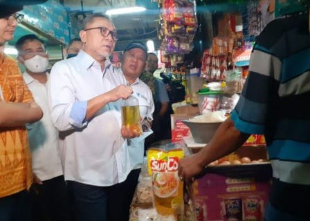 Zulhas Pede, 1-2 Minggu Lagi, Harga TBS Sawit Bisa Di Atas Rp 2.000 Per Kilo Menteri Perdagangan di Pasar Tradisional Cibubur. (Ist)