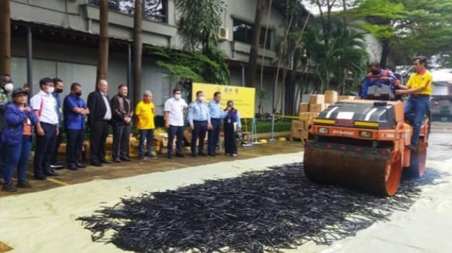 Pemusnahan bolpoin ilegal dari China. Foto : Istimewa