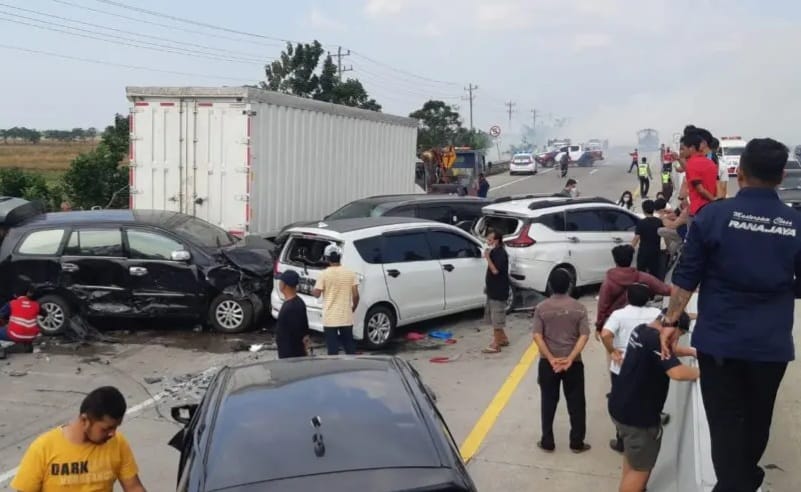 Tabrakan beruntun di Tol Pejagan Km 253A melibatkan 13 kendaraan. Foto : Istimewa