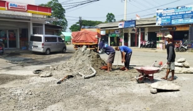 Akhirnya Kerusakan Jalan Garuda Batuceper Diperbaiki Donatur Pekerja. (Ist)