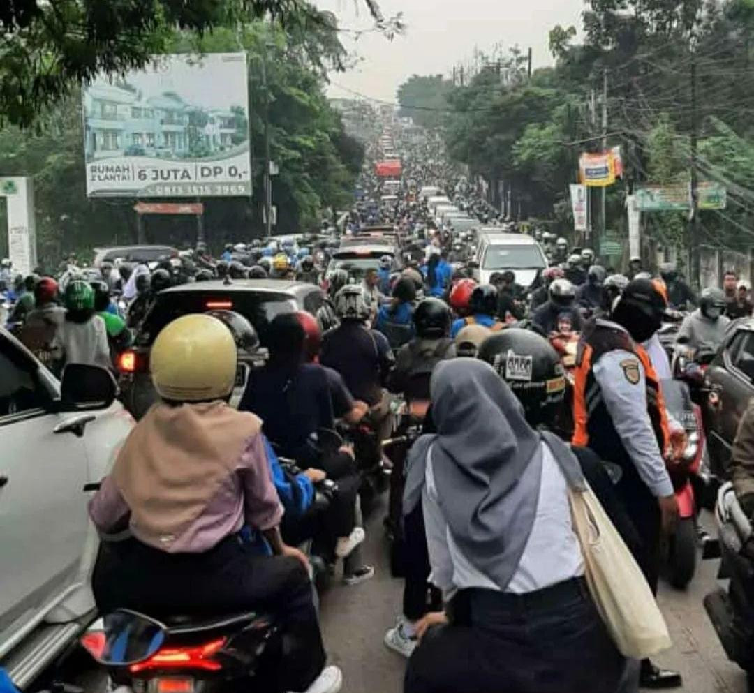 Antisipasi Kemacetan Imbas Aktivitas UNPAM, Dishub Soroti Pengaturan Parkir Hingga Jadwal Perkuliahan potret kemacetan parah akibat adanya aktivitas UNPAM 2. Foto : Istimewa