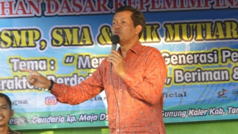 Komarudin berikan kiat-kiat kunci kesuksesan kepada para siswa sekolah Mutiara Bangsa, Gunung Kaler, Kabupaten Tangerang. (tangselpos.id/rmn)