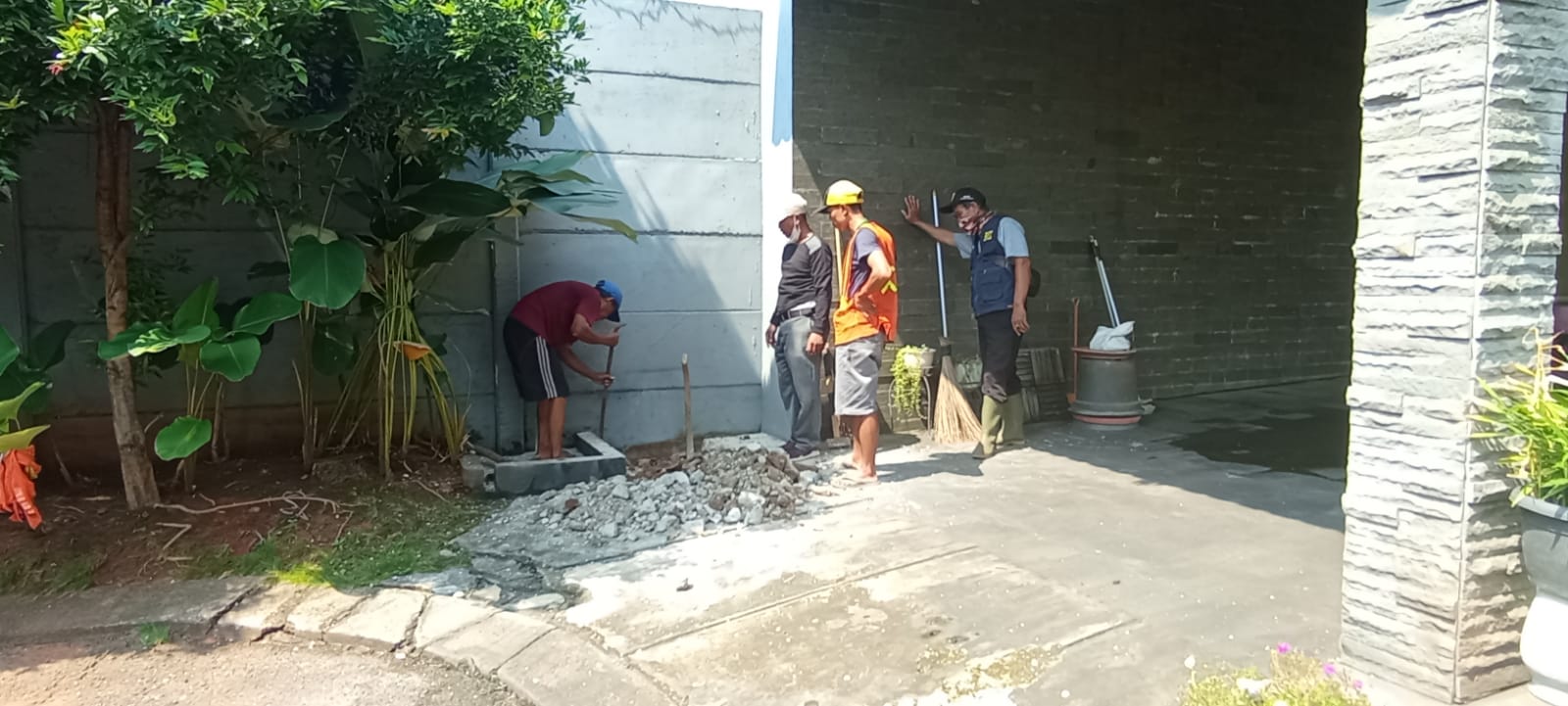 Atasi Persoalan Banjir di Pondok Jagung, DSDABMBK Tempuh Langkah Taktis Petugas Dinas Sumber Daya Air, Bina Marga dan Bina Kontruksi (DSDABMBK) Kota Tangerang Selatan terjun ke lokasi banjir. (ist)
