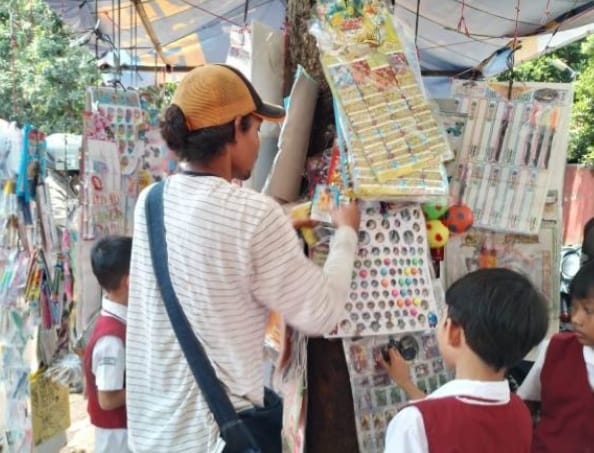 Awas, Diduga Ada Barcode Situs Judi Online Pada Mainan Anak Di Tangerang Penjual mainan anak-anak yang diduga berisikan barcode judi online. Foto ; Istimewa