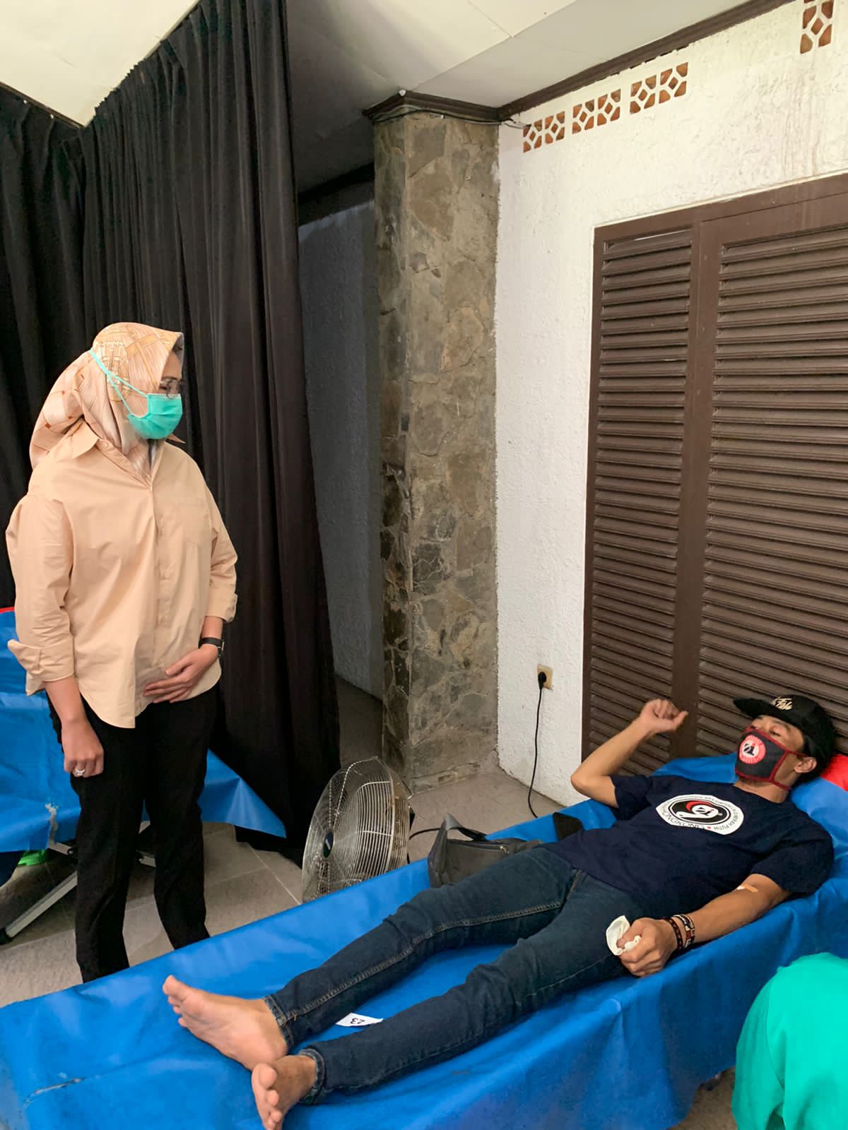 Bareng Iwan Fals, PMI Tangsel Gelar Donor Darah di Warung Om Iwan PMI Tangsel Gelar Donor Darah di Warung Om Iwan. (tangselpos.id/rmn)
