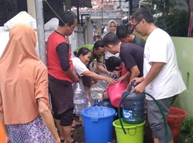 Baru Menaikkan Tarif, Air Perumdam TB “Mati-Nyala” Warga berebut air bersih. Foto : Istimewa