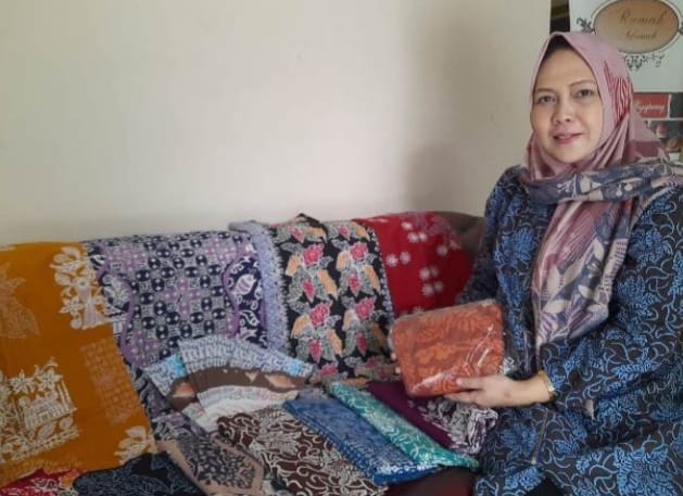 Dewi Djaelani dan karya batik Benda asal Kota Tangerang. Foto : Istimewa