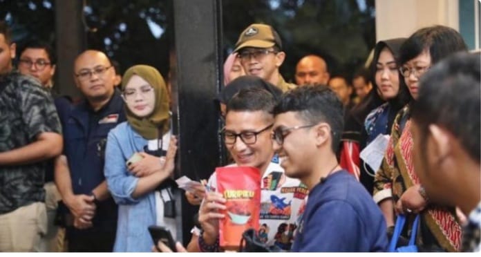 Beri Pelatihan Mengenai Kopi di Cianjur Menparekraf Sandiaga Uno saat memberikan menjadi barista di Cianjur, Jawa Barat . (Ist)