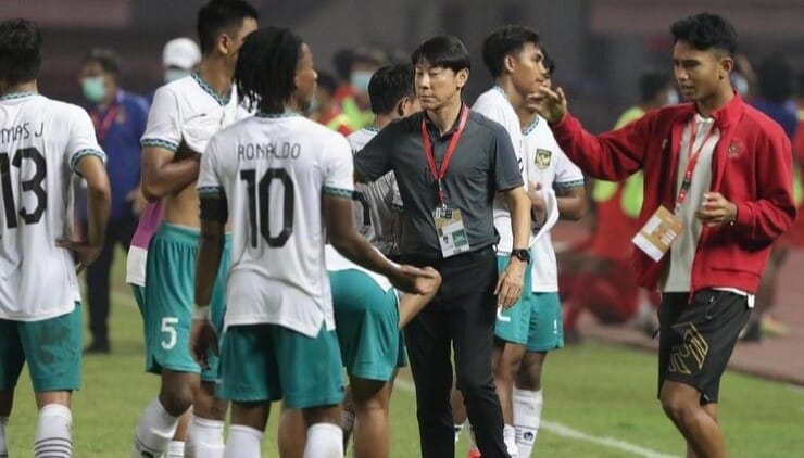 Bermaik Ciamik Timnas U-20 Bekuk Hong Kong 1-5 Pelatih Timnas U-20 Shin Tae- yong bersama para pemain. (Ist)