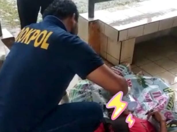 Berteduh Di Pohon Sawit, Pria Di Pandeglang Terkapar Disambar Petir Pria penjual air mineral terkapar setelah tersambar petir saat meneduh di pohon sawit di Alun-alun Pandeglang. Foto : Istimewa