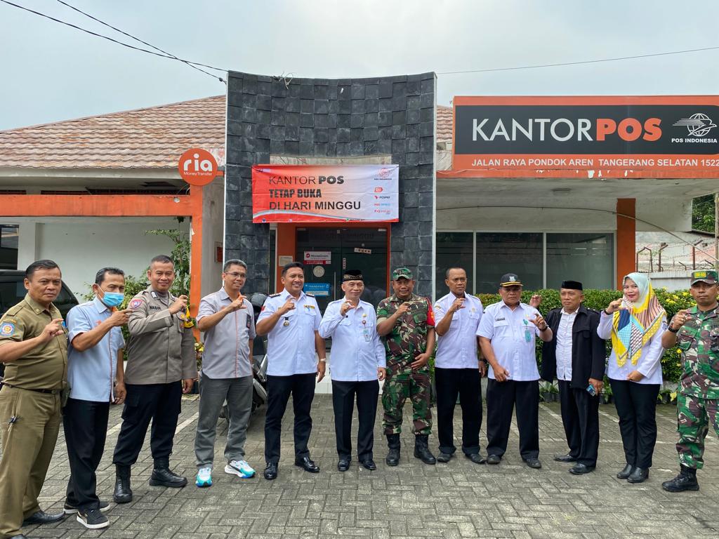 BLT BBM Rp500 Ribu Mulai Disalurkan, Ratusan Warga Pondok Jaya Jadi Sasarannya Para warga yang menjadi penerima manfaat, dapat langsung datang ke Kantor POS. (tangselpos.id/rmn)