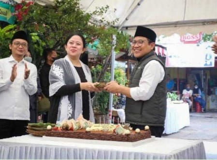 Puan Maharani memberikan kue Ultah kepada Muhaimin dalam rangka hut ke 56. Foto : Istimewa