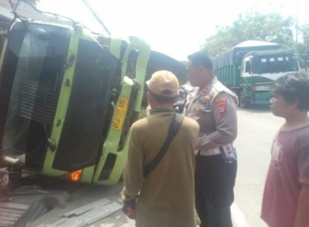 Diduga Rem Blong, Truk Tronton Tabrak Rumah dan Lima Kendaraan Bermotor di Cilegon Foto : Istimewa