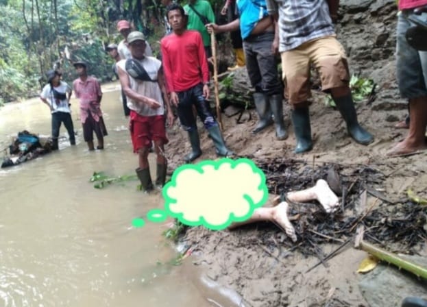 Warga menemukan mayat Rizal Fauzi di pinggiran sungai Balengbeng pada Minggu (18/9). Foto ; Istimewa