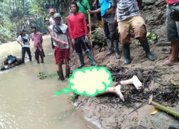 Diduga Terpeleset Saat Mancing, Warga Cibaliung Kabupaten Pandeglang Ditemukan Tewas di Bantaran Sungai Warga menemukan mayat Rizal Fauzi di pinggiran sungai Balengbeng pada Minggu (18/9). Foto ; Istimewa
