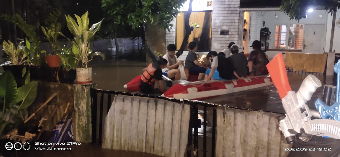 Diguyur Hujan, Ratusan Rumah Warga Puri Bintaro Terendam Banjir Perumahan Puri Bintaro yang berlokasi di wilayah Kelurahan Jombang, Ciputat, Tangsel, Jumat (23/9/2022). (tangselpos.id/ist)
