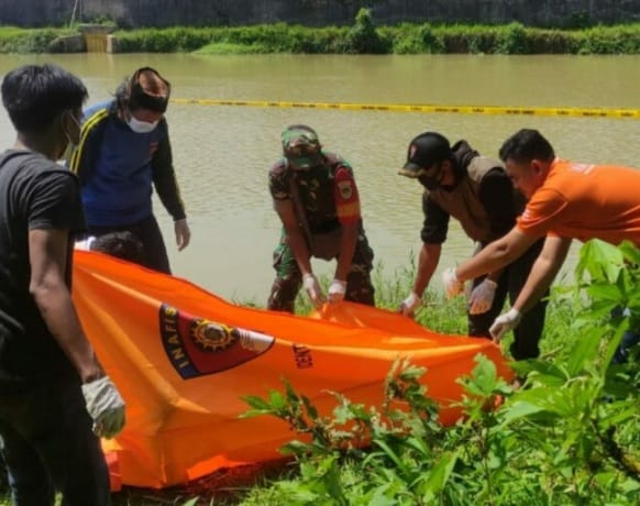 Ditemukan Mayat Seorang Kakek Di Sungai Cilemer Dengan Luka Lebam Mayat kakek berusia 60 tahun ditemukan mengambang di sungai Cilemer, Pandeglang dengan luka lebam ditubuhnya. Foto : Istimewa