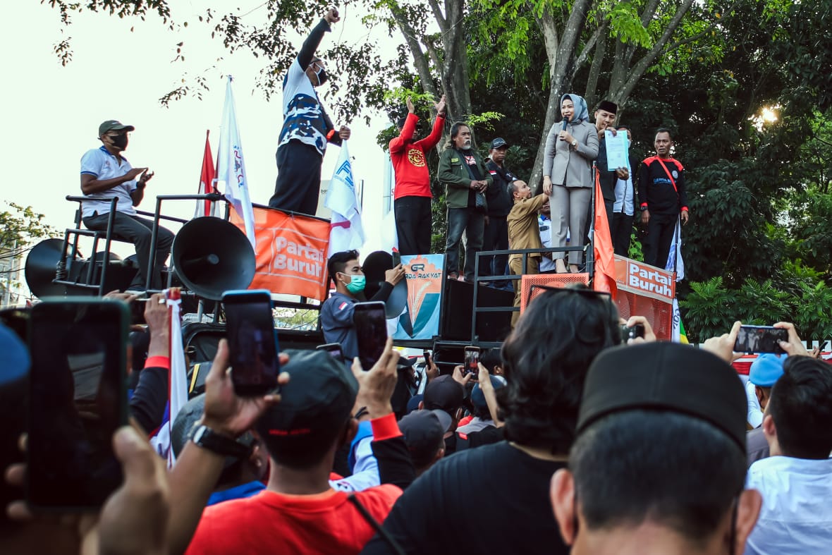 DPRD Banten Akan Kirimkan Point Tuntutan Buruh Ke DPR RI Sekretaris Komisi III DPRD Banten Ria Mahdia saat menemui aksi buruh. (Ist)