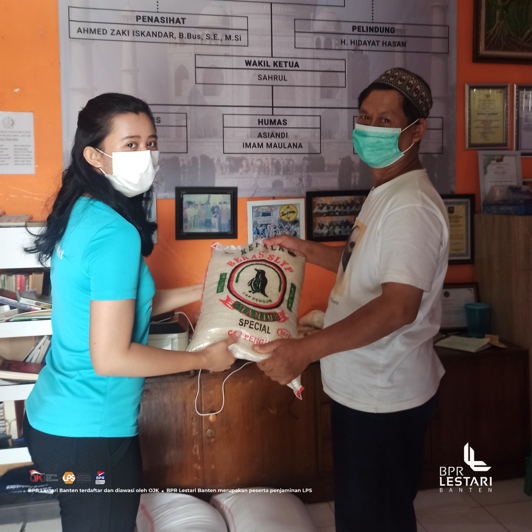 Bank Lestari Banten (BPR) membagikan bantuan beras kepada panti asuhan yang membutuhkan. Kegiatan ini dilaksanakan pada Senin (12/09). (tangselpos.id/ist)