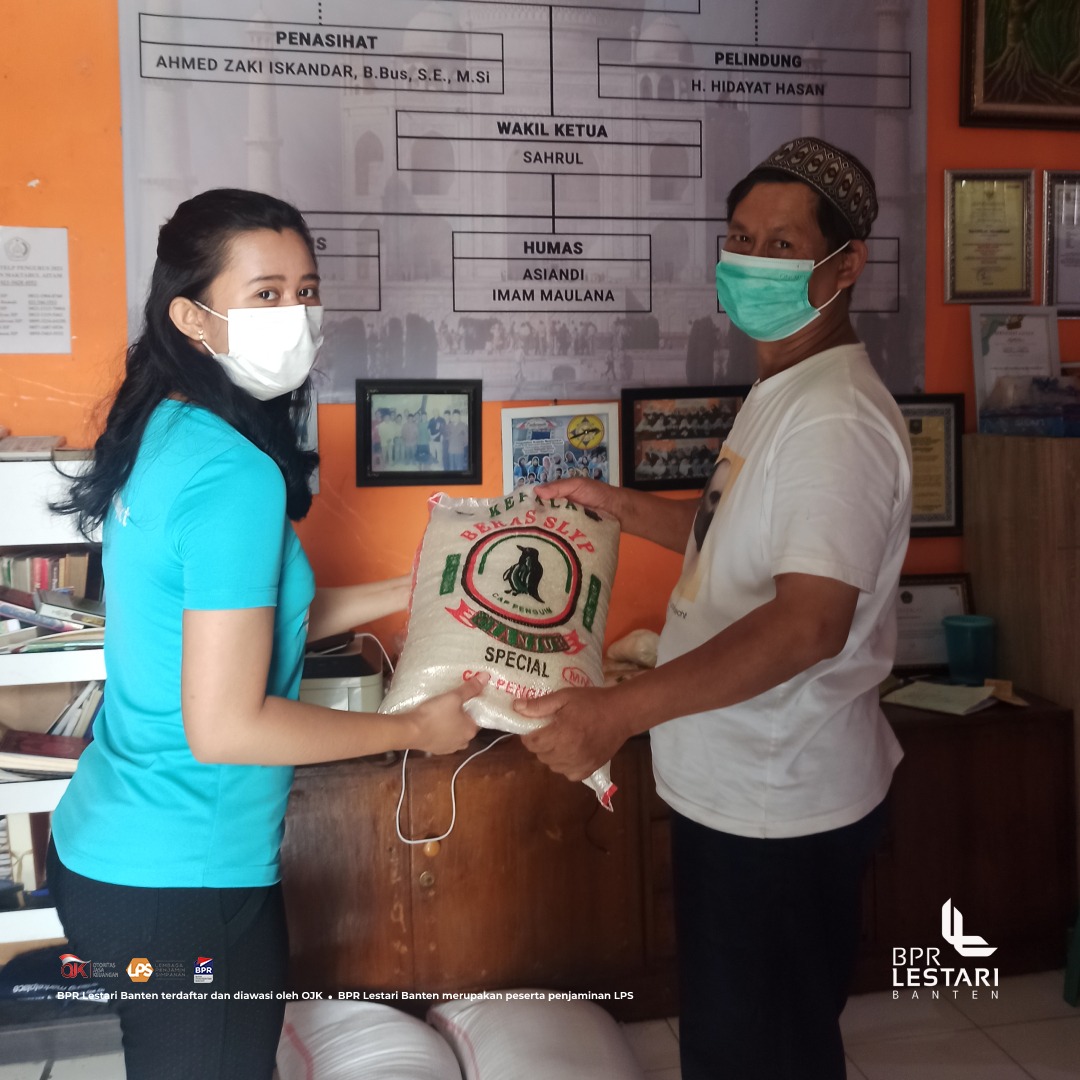 Dukung Gerakan Penurunan Angka Stunting, Bank Lestari Banten Salurkan Bantuan ke Panti Asuhan Bank Lestari Banten (BPR) membagikan bantuan beras kepada panti asuhan yang membutuhkan. Kegiatan ini dilaksanakan pada Senin (12/09). (tangselpos.id/ist)