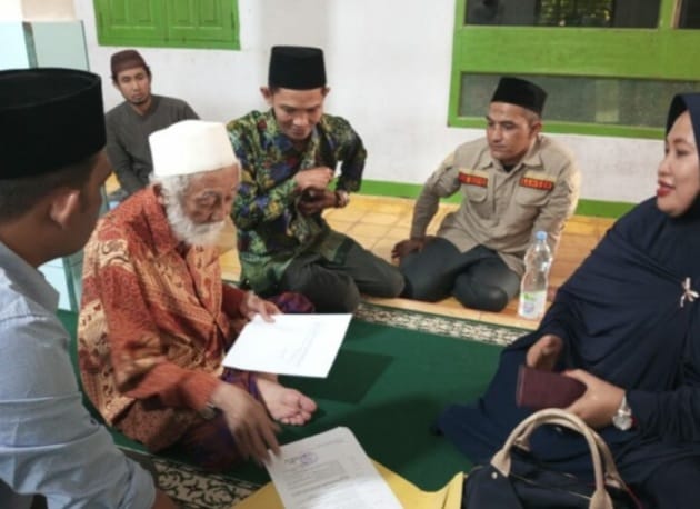 KH Muhtadi Dimyati saat menerima panitia Hari Santri Nasional. Foto : Istimewa