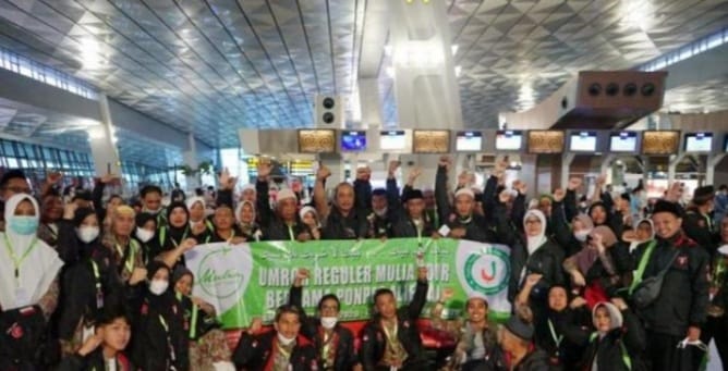 Jamaah Umrah Pondok Pesantren Alif Baa berada di Bandara Soekarna Hatta. (Ist)