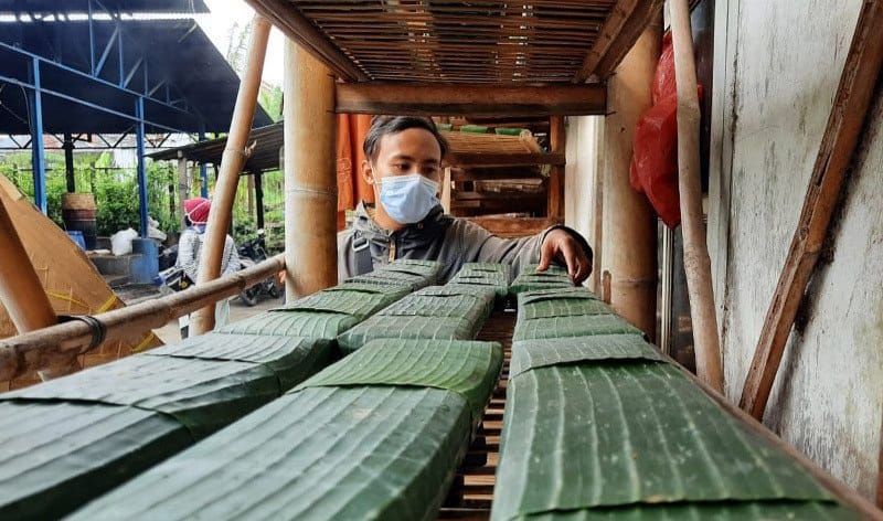 Guna Menekan Kerugian, Perajin Tempe di Pandeglang Memperkecil Ukuran Perajin tempe. (Ist)