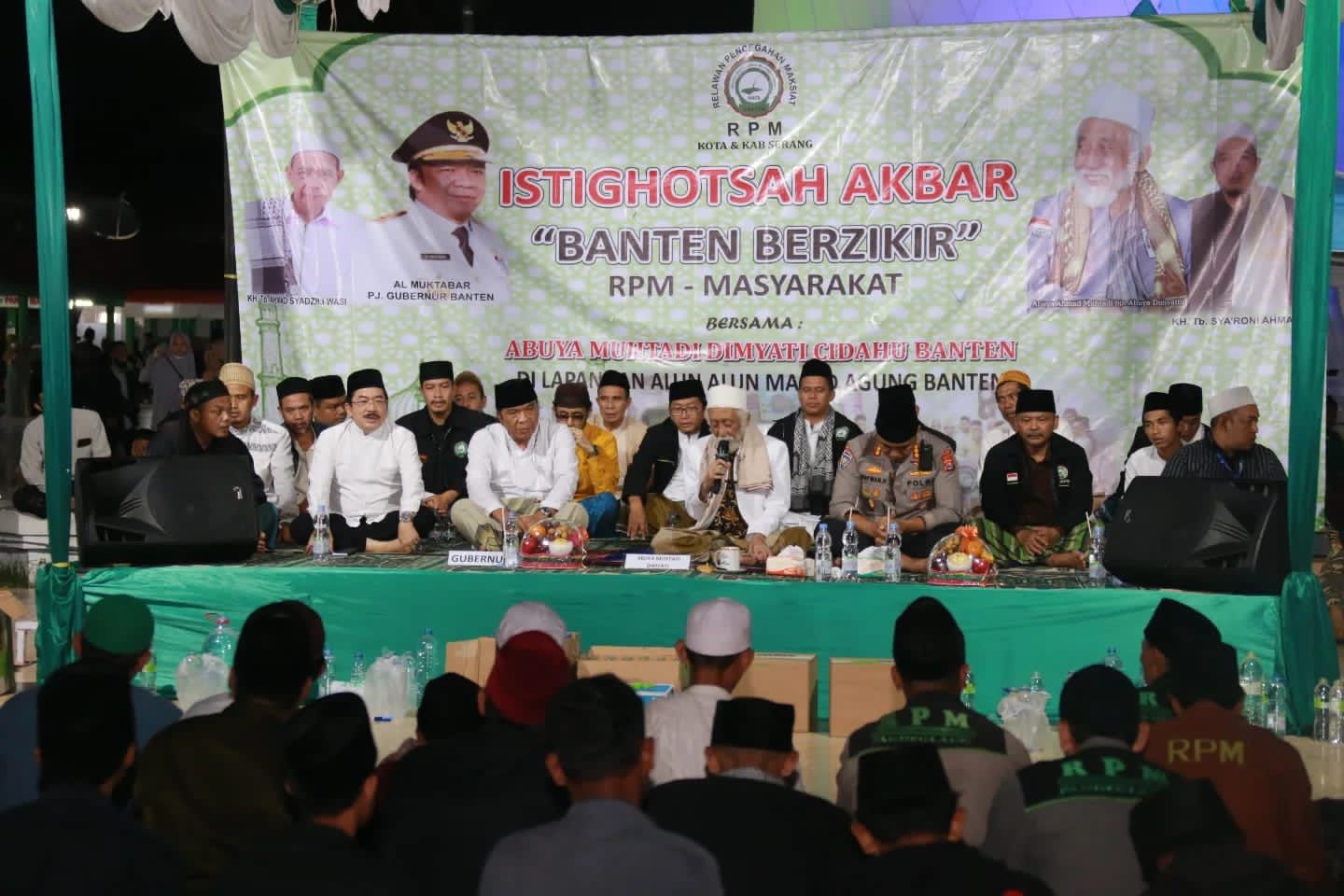 Istighotsah Akbar Bersama Pj Gubernur Banten Dan Abuya Muhtadi Banten Berzikir bersama Pj Gubernur Banten dan Abuya Muhtadi Dimyati beserta masyarakat dari berbagai kalangan. (Foto : Humas Pemprov)