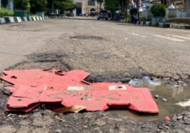 Jalan berlubang di belakang kantor Setda dalam keadaan berlubang. Foto : Istimewa