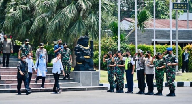 Jokowi Cek Penyaluran BLT BBM Di Sulawesi Tenggara Presiden Jokowi bersama rombongan saat bertolak menuju Sulawewi Tenggara dari Bandara Halim Perdana Kusuman. Foto : Setpres