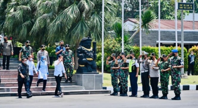 Presiden Jokowi bersama rombongan saat bertolak menuju Sulawewi Tenggara dari Bandara Halim Perdana Kusuman. Foto : Setpres