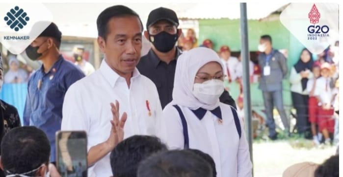 Presiden Jokowi bersama Menteri Tenaga Kerja Ida Fauziyah saat menyerahkan BSU di Baubau, Sultra. (Foto : Setpres)