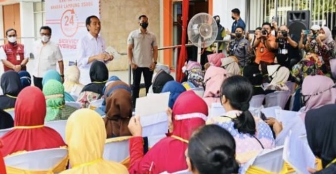 Presiden Jokowi saat memantau pembagian BLT BBM di Lampung. (Foto : Setpres)